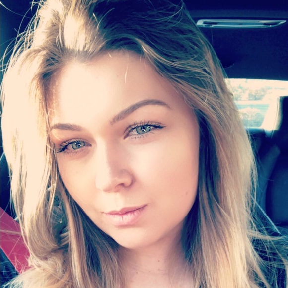 Meet your Posher, Madison - Picture 1 of 2